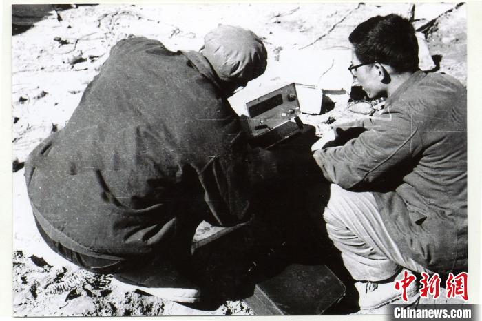 中鐵西北院科技工作者在風火山觀測站收集儀表數據。(資料圖) 中鐵西北科學研究院供圖