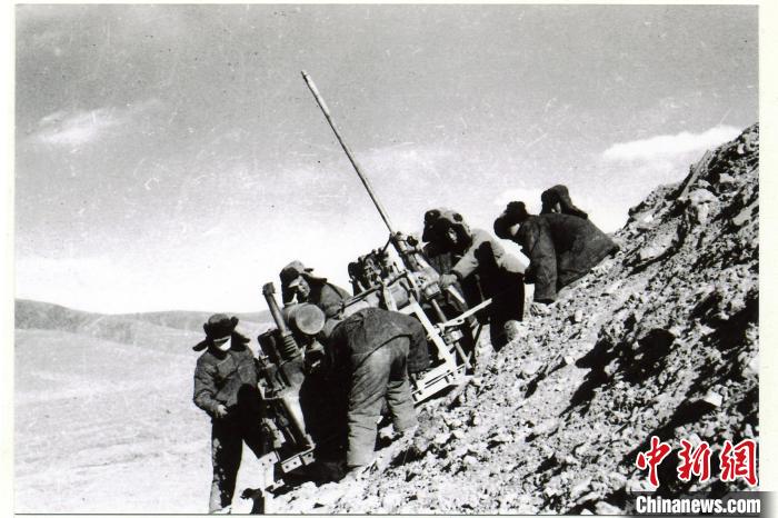 中鐵西北院科技工作者肩挑手扛運送地質鉆機。(資料圖) 中鐵西北科學研究院供圖