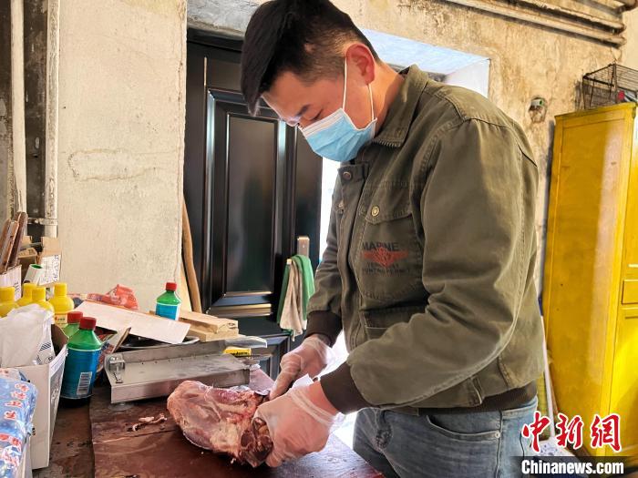 圖為雪豹“奶爸”史壽軍正在準備投喂雪豹的食材。 馬銘言 攝