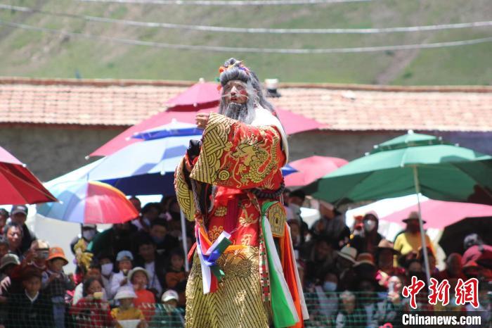 圖為觀眾們觀看表演。 班瑪縣文體旅游廣電局 供圖