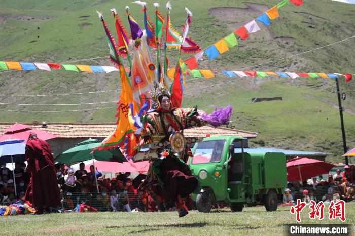 圖為表演現場。 班瑪縣文體旅游廣電局 供圖