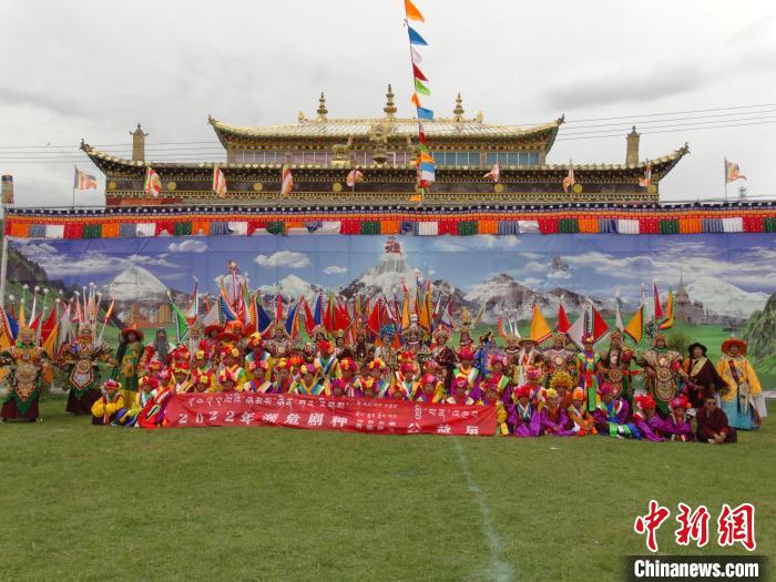 圖為全體演員合影。 班瑪縣文體旅游廣電局 供圖