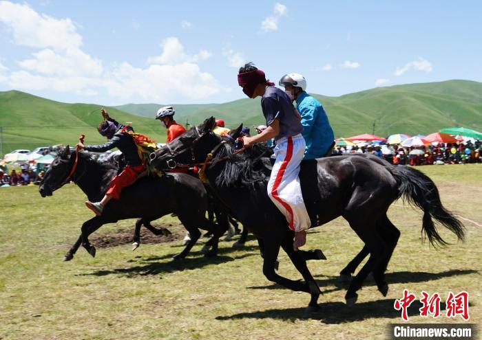 圖為選手進行3000米賽馬比賽?！●R銘言 攝