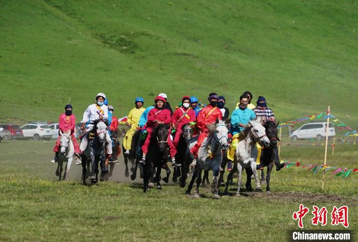 圖為選手進行3000米賽馬比賽?！●R銘言 攝