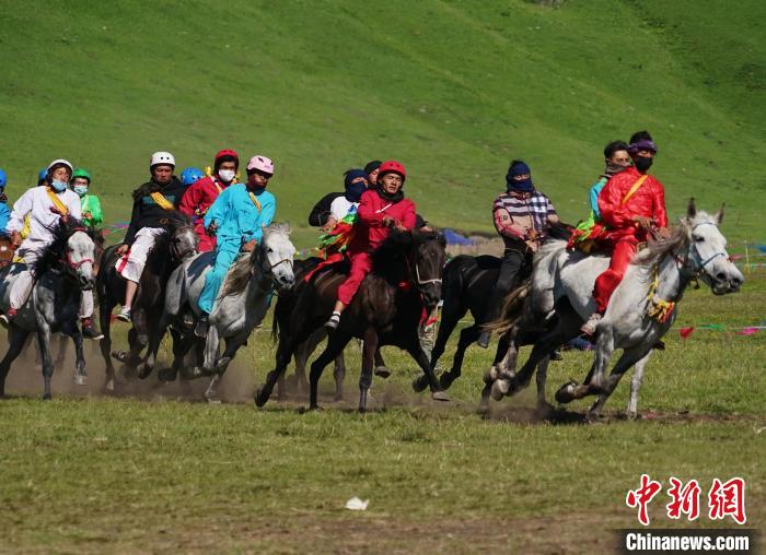 圖為選手進行3000米賽馬比賽?！●R銘言 攝