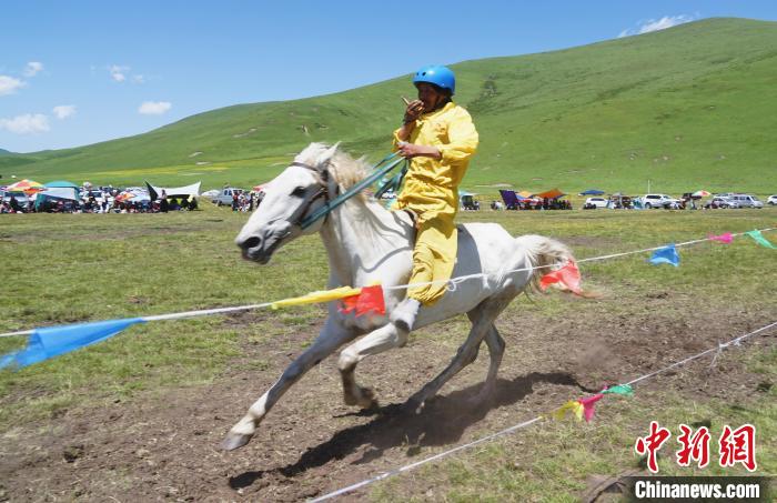 圖為選手進行3000米賽馬比賽。　馬銘言 攝