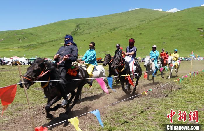 圖為選手進行3000米賽馬比賽?！●R銘言 攝