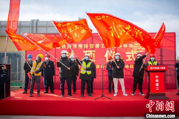 圖為封頂儀式現(xiàn)場?!『茽柾?攝