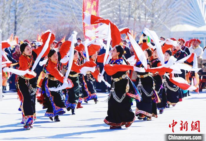 圖為玉樹群眾在廣場內載歌載舞。 馬銘言 攝
