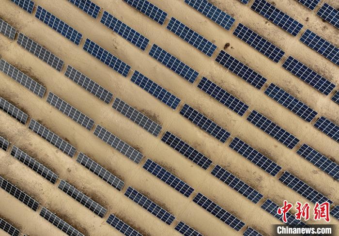 圖為航拍青海省海南藏族自治州共和縣塔拉灘光伏產業園。　祁增蓓 攝