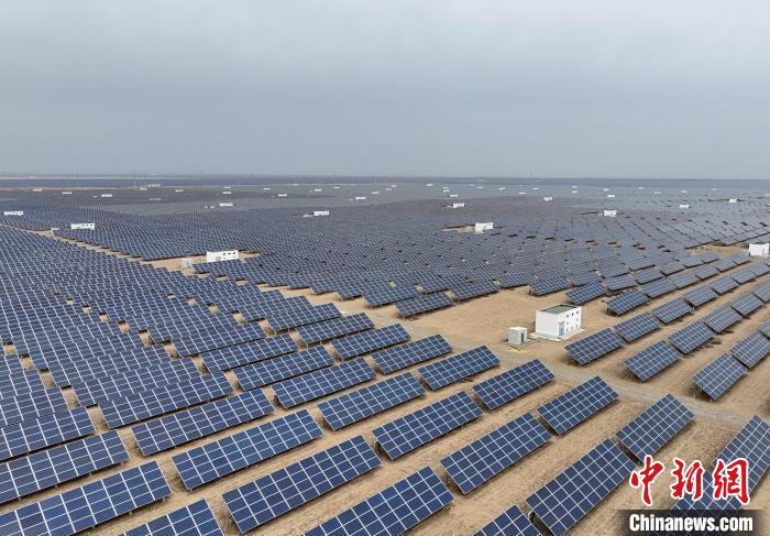 圖為航拍青海省海南藏族自治州共和縣塔拉灘光伏產業園。　祁增蓓 攝