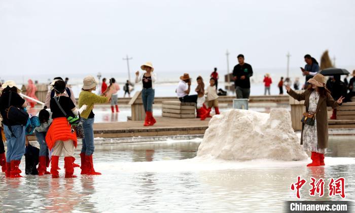 圖為游客在茶卡鹽湖拍照。 薛蒂 攝