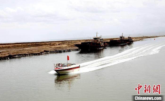 圖為茶卡鹽湖。 薛蒂 攝