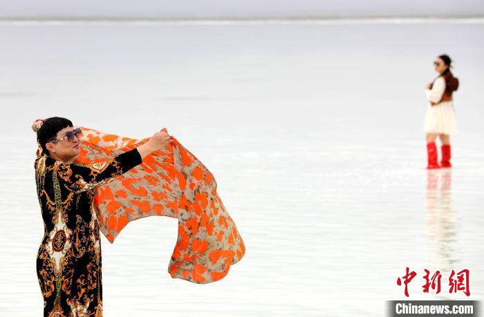 圖為游客在茶卡鹽湖拍照。 薛蒂 攝