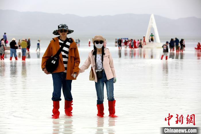 圖為游客在茶卡鹽湖之中。 薛蒂 攝