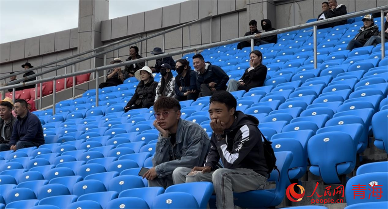 現場觀看“州超”的觀眾。人民網 劉沛然攝