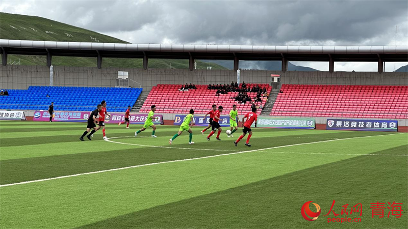 “州超”球員正在拼搶。人民網 劉沛然攝