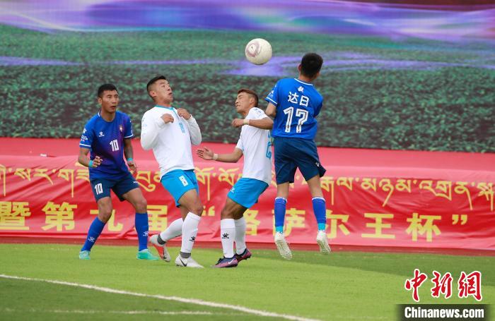 圖為班瑪隊(白)與達日隊在球場進行比拼。　馬銘言 攝