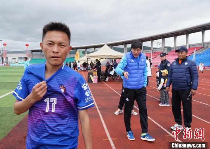 圖為范志毅在球場邊指導球員。　馬銘言 攝