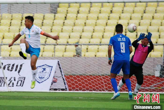 圖為班瑪隊(白)與達日隊在球場進行比拼。　馬銘言 攝