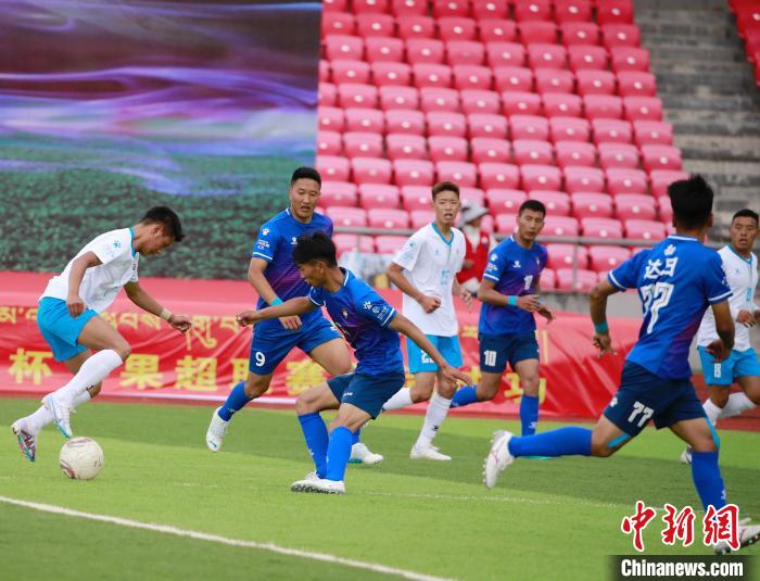 圖為班瑪隊(白)與達日隊在球場進行比拼。　馬銘言 攝