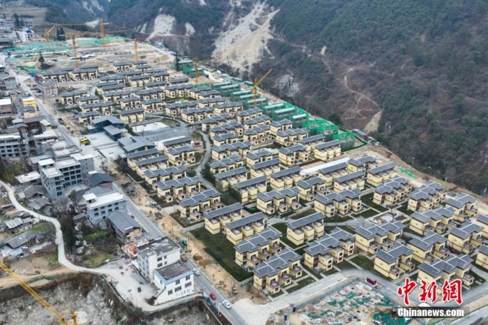 圖為2月1日,瀘定磨西鎮(zhèn)震后重建的安置小區(qū)。(無人機照片)<a target='_blank' href='/'><p align=
