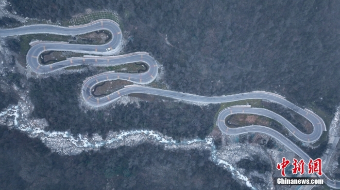 圖為2月1日,震后重建的海螺溝景區道路。(無人機照片)<a target='_blank' href='/'><p align=