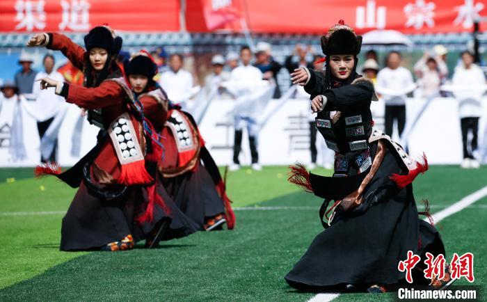 青海門源:國家級非遺華熱藏族服飾亮相“青超聯賽”