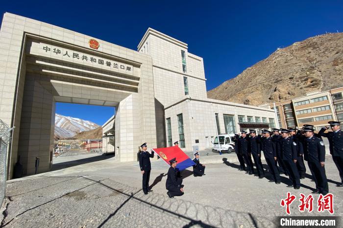 雪域高原民警迎首個“中國人民警察節”