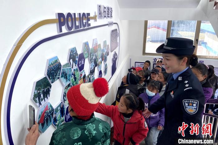 山南邊境管理支隊勒布邊境派出所舉行警營開放日活動,邀請駐地民眾進警營,了解民警工作生活。 莊冀 攝