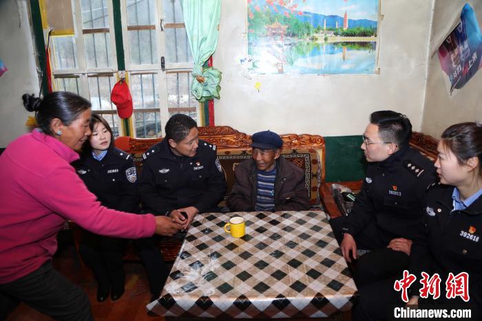 亞東出入境邊防檢查站民警走訪慰問轄區困難群眾。 張雨強 攝