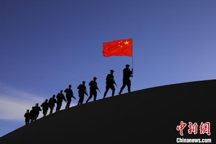 日喀則邊境管理支隊幾腳橋邊境檢查站民警在轄區開展巡邏工作。 龍小鳳 攝