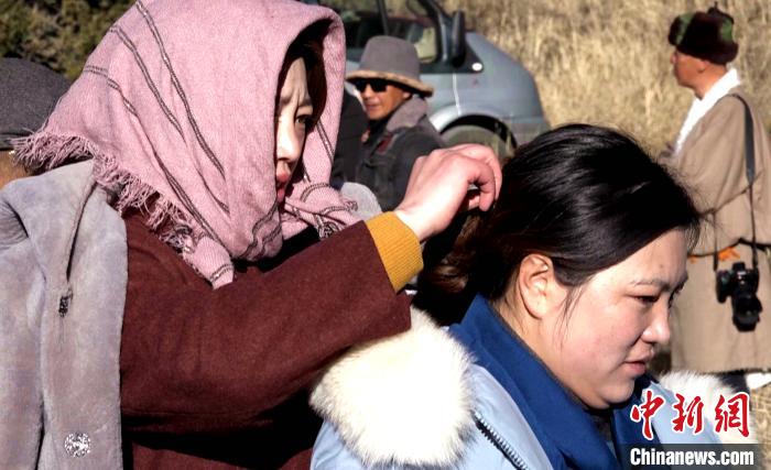 圖為1月13日，電影《雪域青春》群眾演員做拍攝準備?！∝暽＠?攝