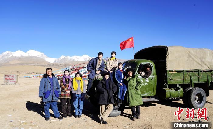 圖為電影《雪域青春》主創團隊在西藏唐古拉山拍攝點?！z制組供圖 攝