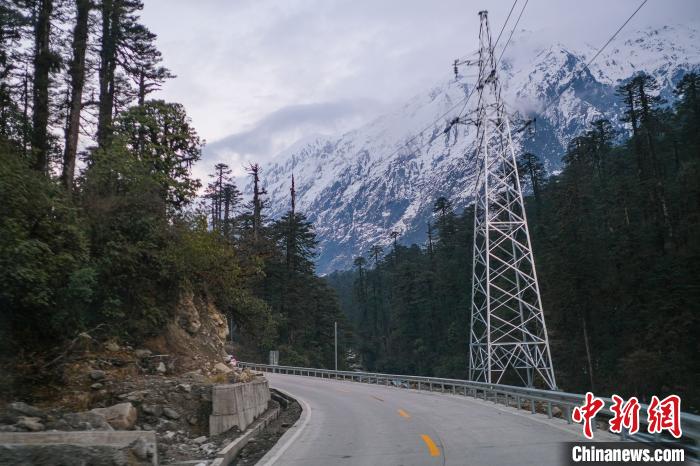 目前唯一進出墨脫的公路波墨公路。 何蓬磊 攝
