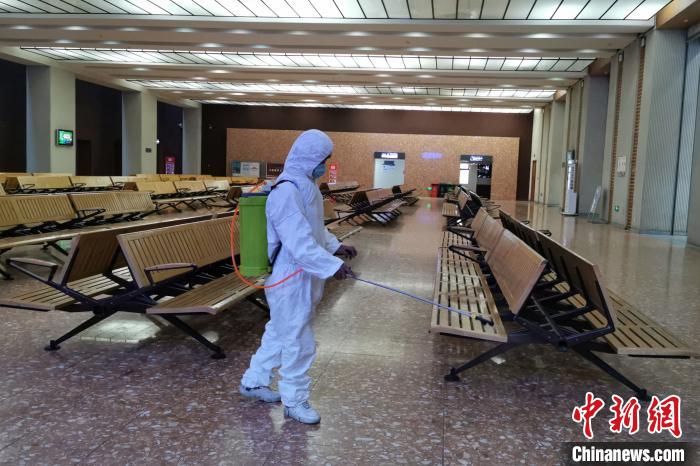 圖為拉薩車站工作人員在候車室進行消毒。 李海星 攝