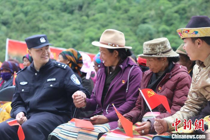 圖為李陽副所長(前排左一)與卓嘎、央宗姐妹共同參加愛國主義教育活動?！〉录?攝