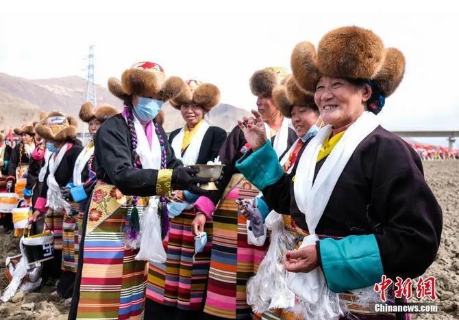 資料圖:西藏自治區(qū)拉薩市曲水縣才納鄉(xiāng)協(xié)榮村參加春耕儀式的村民互敬青稞酒。按照傳統(tǒng),當(dāng)?shù)卮迕裆碇?jié)日盛裝,舉行隆重的儀式,祈福一年的豐收。<a target='_blank' ><p align=