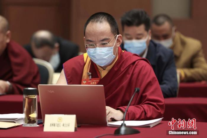 3月9日上午,全國(guó)政協(xié)十三屆四次會(huì)議舉行小組會(huì)議,討論“兩高”工作報(bào)告,審議各項(xiàng)決議和報(bào)告草案。圖為北京友誼賓館宗教界別委員小組會(huì)議現(xiàn)場(chǎng),全國(guó)政協(xié)常委、中國(guó)佛教協(xié)會(huì)副會(huì)長(zhǎng)、中國(guó)佛教協(xié)會(huì)西藏分會(huì)會(huì)長(zhǎng)班禪額爾德尼·確吉杰布參加討論。<a target='_blank' ><p align=