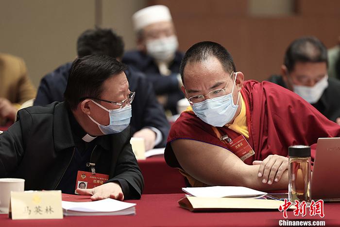 3月9日上午,全國(guó)政協(xié)十三屆四次會(huì)議舉行小組會(huì)議,討論“兩高”工作報(bào)告,審議各項(xiàng)決議和報(bào)告草案。圖為北京友誼賓館宗教界別委員小組會(huì)議現(xiàn)場(chǎng),全國(guó)政協(xié)常委、中國(guó)佛教協(xié)會(huì)副會(huì)長(zhǎng)、中國(guó)佛教協(xié)會(huì)西藏分會(huì)會(huì)長(zhǎng)班禪額爾德尼·確吉杰布(右)與全國(guó)政協(xié)常委、中國(guó)天主教主教團(tuán)主席馬英林(左)交流。<a target='_blank' ><p align=