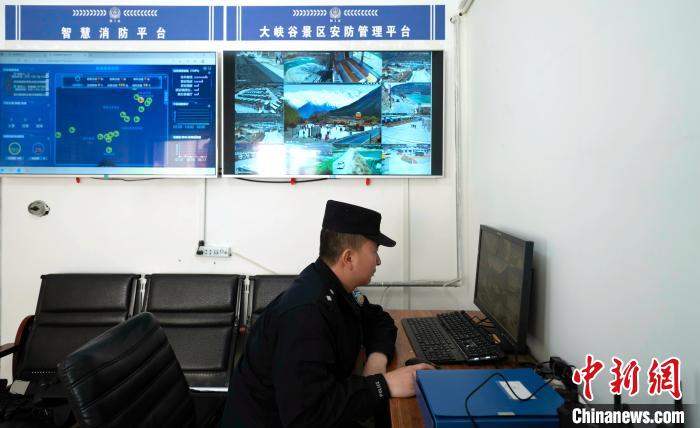 西藏移民管理警察:“護游警務”創建平安景區