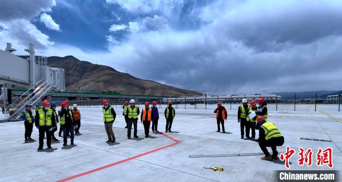 圖為驗收組驗收項目。 旦增旺扎 攝