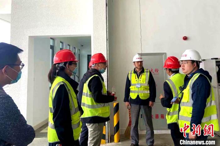 圖為驗收組驗收項目。 旦增旺扎 攝