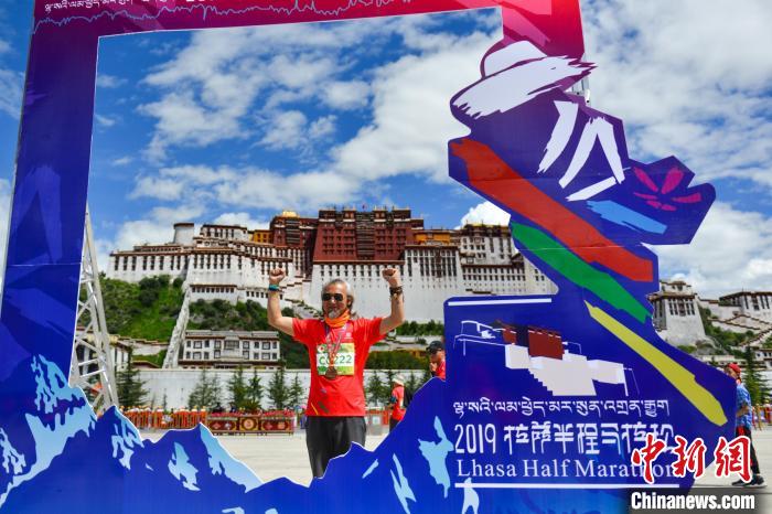 資料圖為2019年8月18日，拉薩舉行半程馬拉松賽?！〗w波 攝