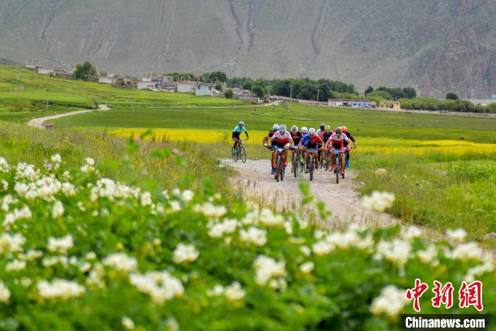 資料圖為2019年，西藏拉薩在堆龍德慶區(qū)舉行楚布溝山地自行車越野賽?！〗w波 攝