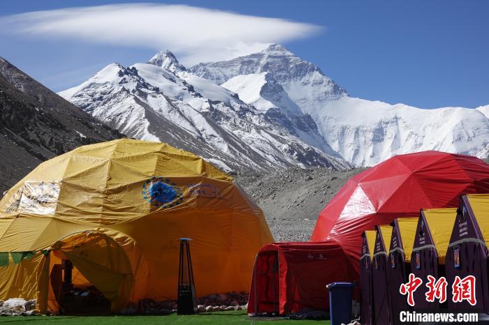 5月9日的珠峰北坡登山大本營(yíng)?！∪轿木?攝