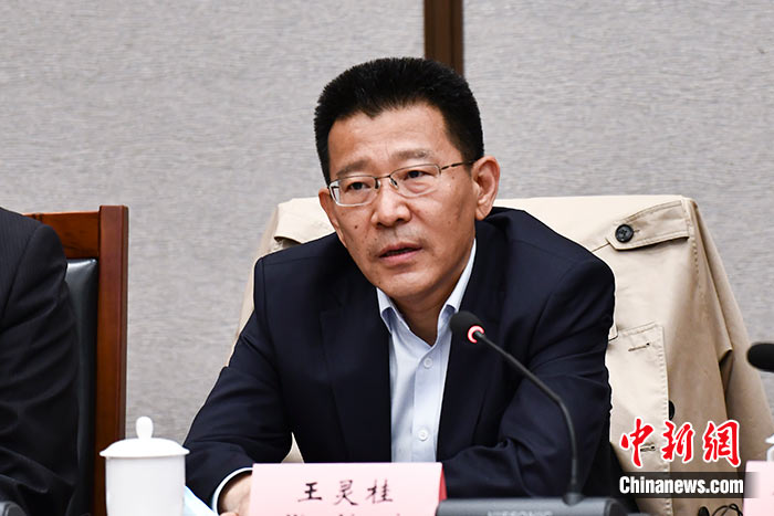 5月16日，由中國(guó)社會(huì)科學(xué)院西藏智庫(kù)、中國(guó)社會(huì)科學(xué)院民族學(xué)與人類學(xué)研究所主辦的第五屆西藏智庫(kù)國(guó)際論壇在北京舉行。中國(guó)社會(huì)科學(xué)院副院長(zhǎng)王靈桂在致辭中表示，今年是西藏和平解放70周年，西藏人民團(tuán)結(jié)奮斗，把貧窮落后的舊西藏建設(shè)成經(jīng)濟(jì)發(fā)展、文化繁榮、社會(huì)進(jìn)步、環(huán)境良好、生活幸福的社會(huì)主義新西藏，西藏歷史上第一次徹底消滅了絕對(duì)貧困，同全國(guó)人民一起，西藏各族人民已經(jīng)走進(jìn)全面建成小康社會(huì)的新時(shí)代，進(jìn)入歷史發(fā)展的新坐標(biāo)。 <a target='_blank' ><p  align=