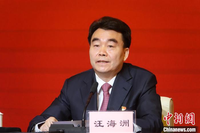 汪海洲在發布會上介紹西藏自治區黨史學習教育開展情況?！∪轿木?攝