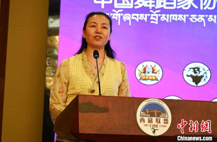 圖為西藏自治區(qū)舞蹈家協(xié)會主席達(dá)娃拉姆致辭。 趙朗 攝