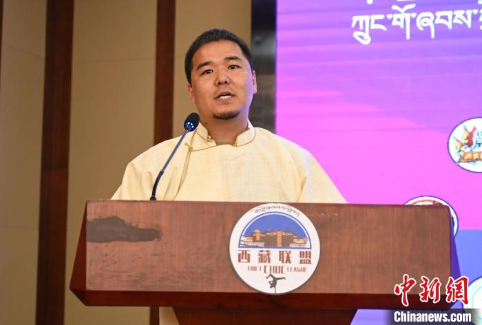 圖為西藏街舞聯(lián)盟常務(wù)副主任朗卡旺青致辭。 趙朗 攝